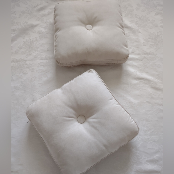 2 Velvet Gusset Tufted Pillows Square